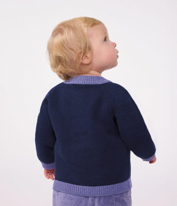 Cardigan bébé en tricot laine et coton et motifs jacquards cœurs