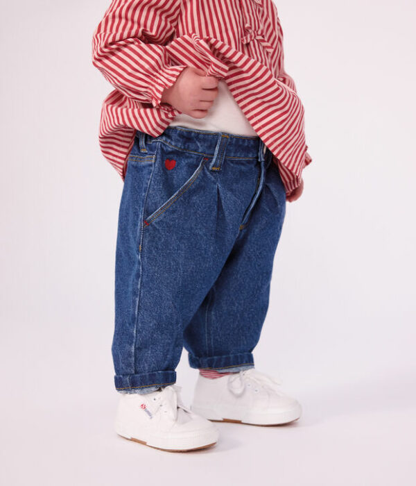 Pantalon bébé en denim uni et broderie cœur