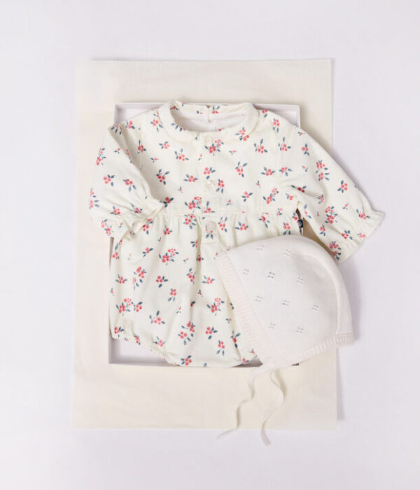 Bonnet bébé en tricot ajourée
