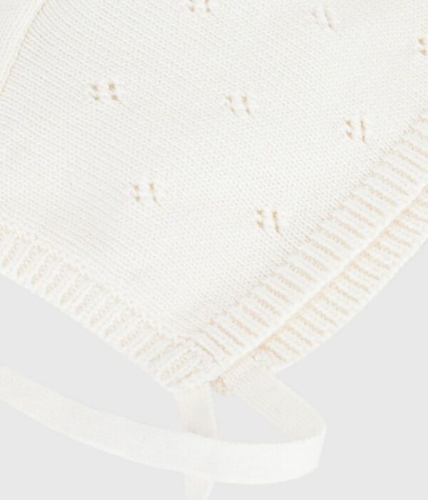 Bonnet bébé en tricot ajourée